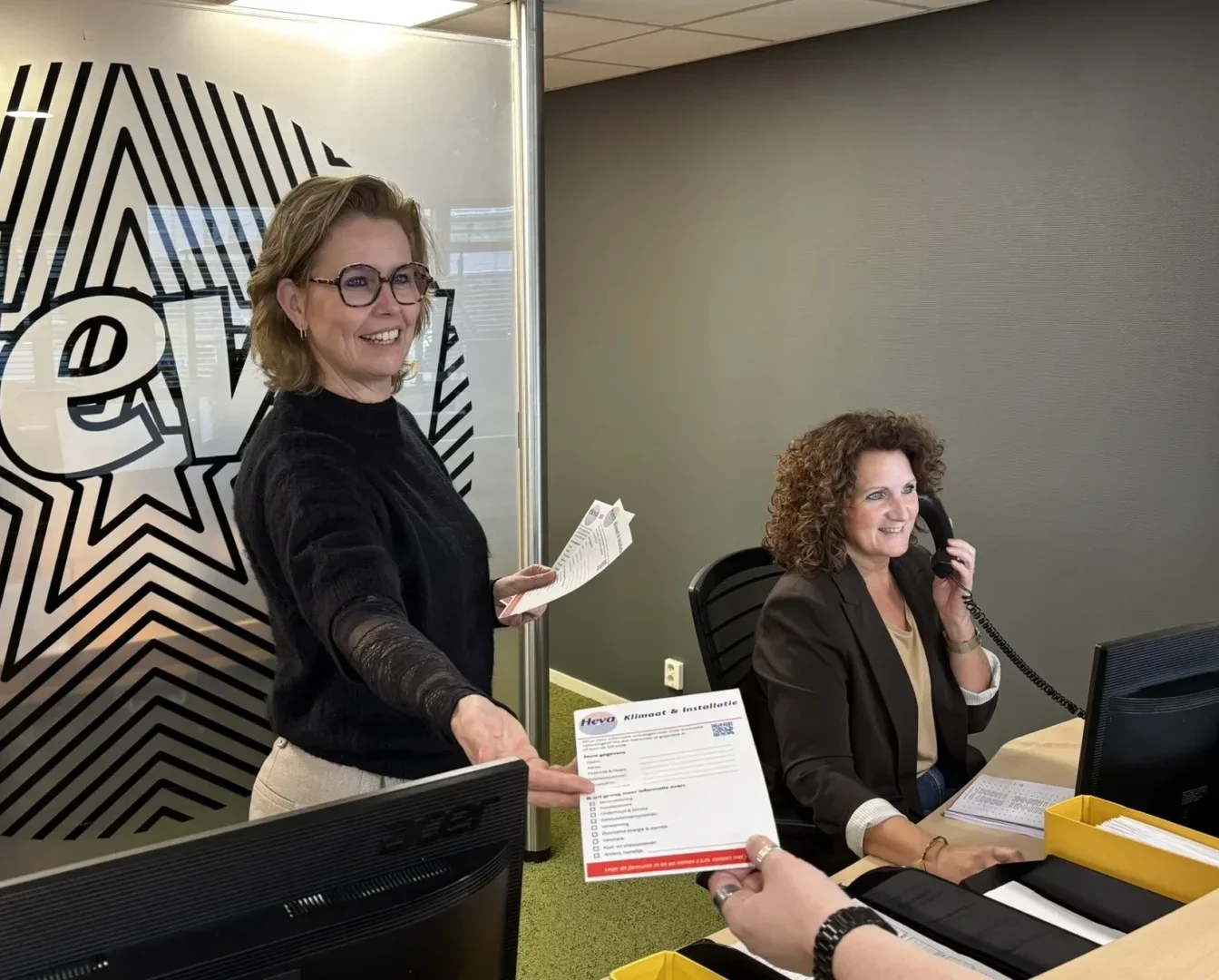 Debby en Daphne die werkzaam zijn aan de telefoon